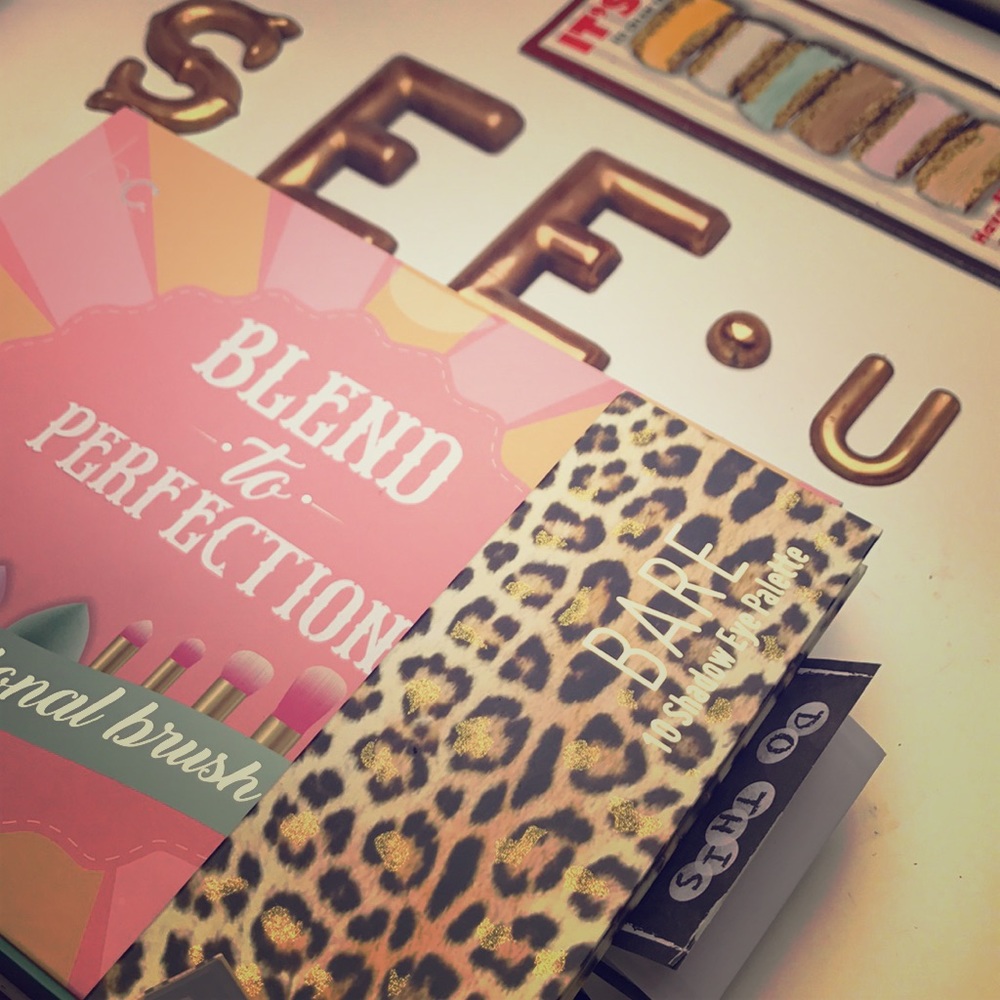 NEW: Eyeshadow palette & Makeup brush kit
